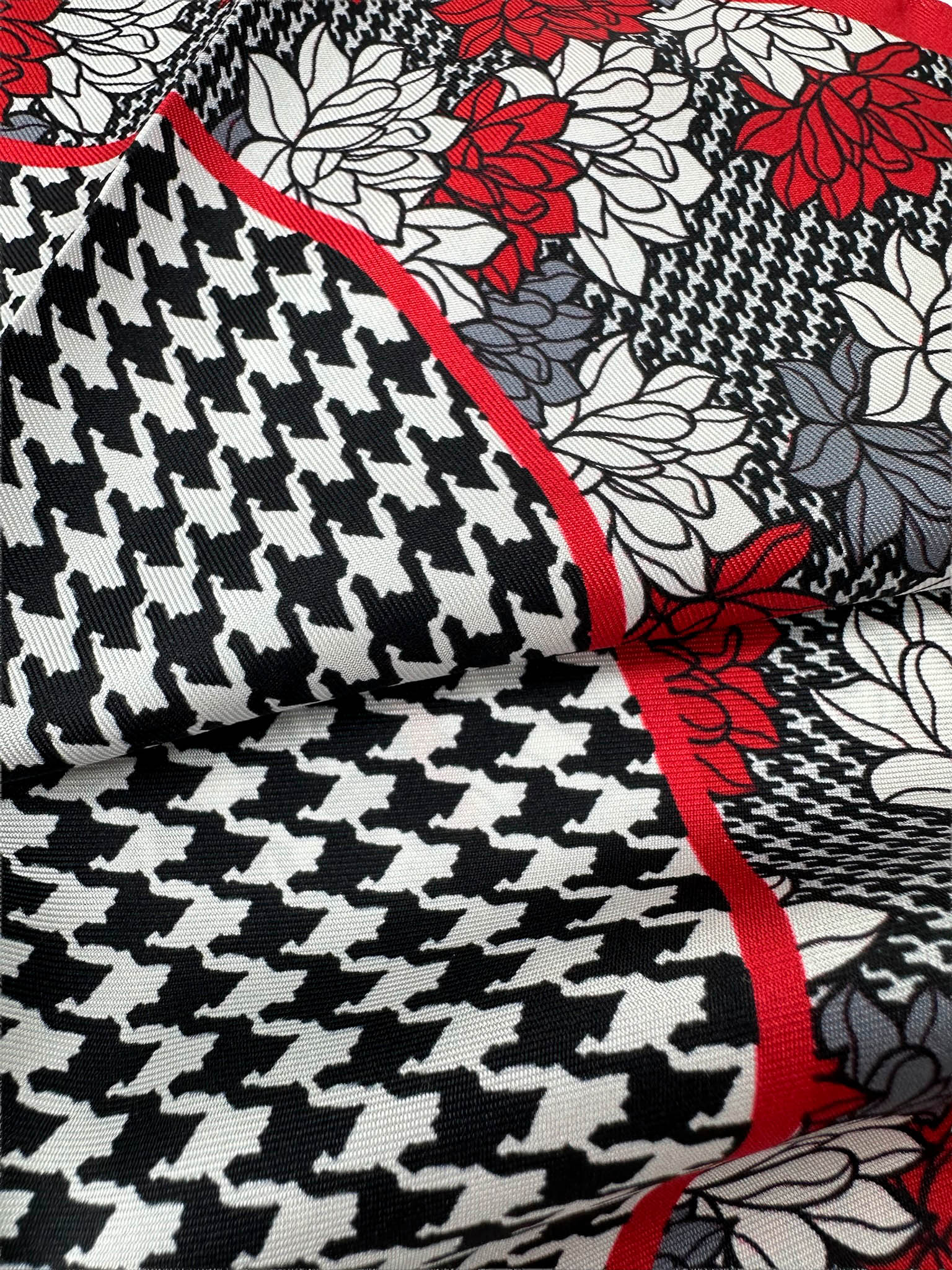 Pochette pata de gallo y flores en blancos y rojos