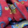 venta-online-pashmina-exclusiva-lana-extrafina-estampada-invierno-burdeos-dibujos-verdes-celestes-detalle